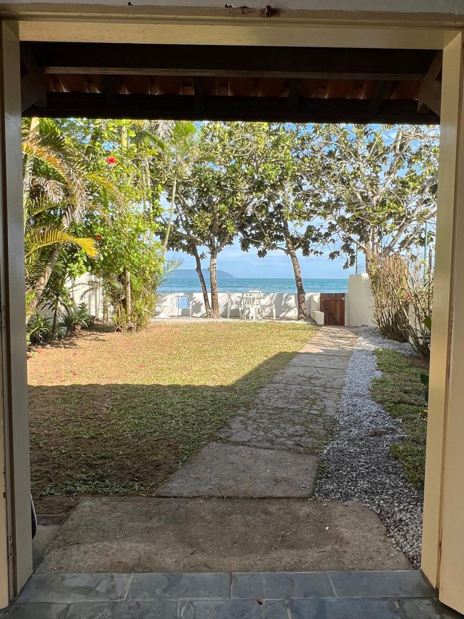Confortavel Casa A Beira Mar C/ Jardim Pe Na Areia E Area De Churrasqueira